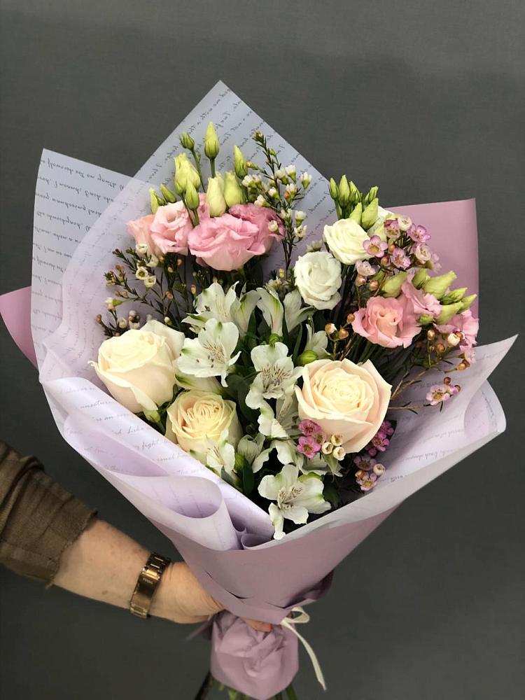 Букет цветов из: Альстромерии, Розы и Лизиантусы во Всеволодо-Вильве