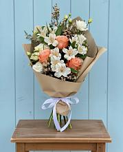 Букет цветов из:  Альстромерии, Лизиантусы, Розы и Хризантемы во Всеволодо-Вильве