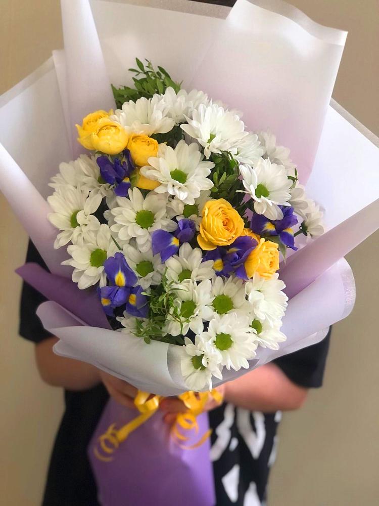Букет цветов из: Ирисы, Хризантемы и Розы во Всеволодо-Вильве