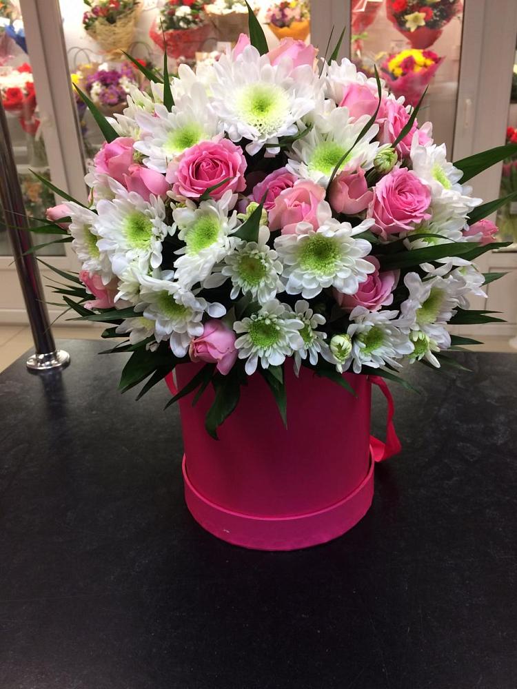 Цветочная композиция из Розы и Хризантемы в шляпной коробке во Всеволодо-Вильве