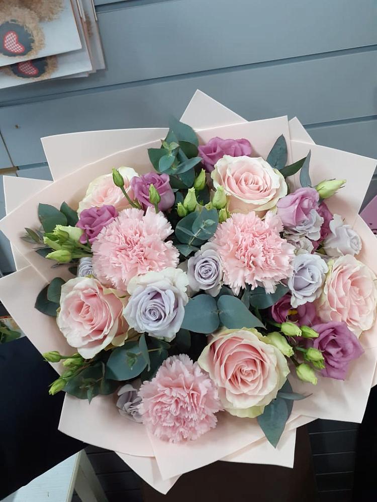 Букет цветов из: Розы, Гвоздики и Лизиантусы во Всеволодо-Вильве