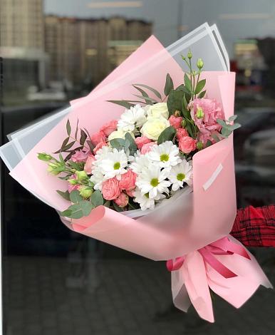 Букет цветов из: Розы, Лизиантусы и Хризантемы во Всеволодо-Вильве